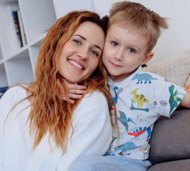 Не збираюся нити: Денисенко з сином в светрах з оленями влаштували новорічний фотосет