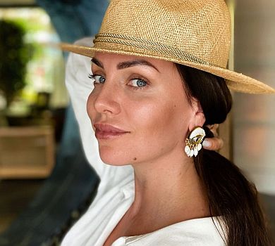 Зорій у день народження Резнікова попозувала в купальнику на яхті 