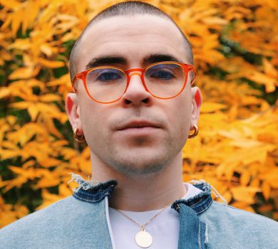 Wellboy у романтичному кліпі показав свій новий стиль та осінній Київ 