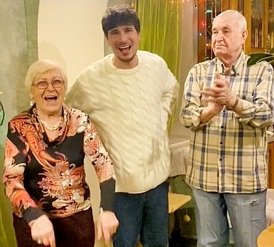 ВІДЕО дня: бабуся та дідусь Позитива гайнули з ним у запальний танок