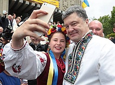Як Порошенко у вишиванці робив селфі з українцями в Австралії. ФОТО