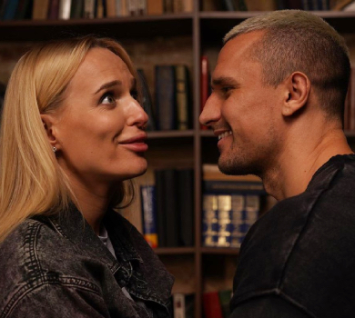 В обіймах, з голим торсом та в темряві: Цимбалюк замилував серією романтичних фото з дівчиною