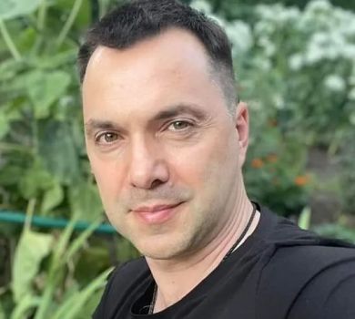 Старенький дідусь Арестович з нагоди 47-річчя заселфився на городі. ФОТО