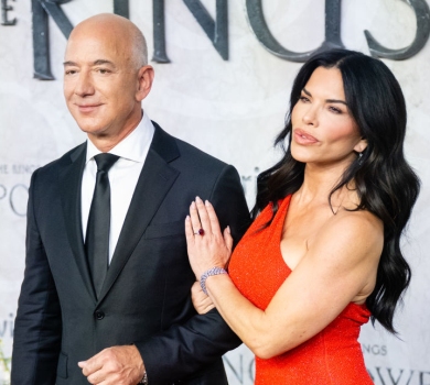 Джефф Безос із фігуристою подругою в обтислій сукні засвітилися на фентезі-прем'єрі
