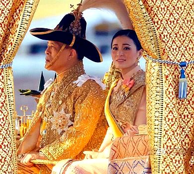 Король Таїланду вийшов із самоізоляції з 20 жінками та гайнув на фестиваль