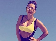 Лорак випнула груди в асиметричному купальнику та показала кадри нового кліпу 