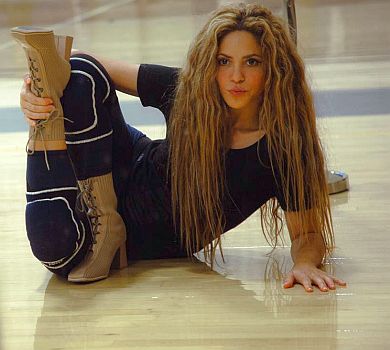 Нехай Піке гризе лікті: 46-річна Шакіра показалася на підлозі у карколомних позах