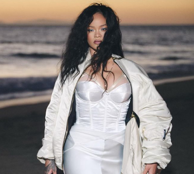 Ріанна посвітила розкішними формами у вечірній сукні та чорному міні. ФОТО