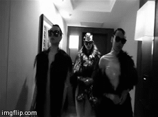 Астаф'єва у новому відео грає з колегами у пляшечку та гуляє з автоматом