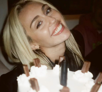 Сайрус у міні та з декольте до пупа пораділа успіху своєї пісні помсти. ФОТО