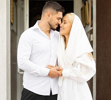 Не хочемо далі тягнути: Квіткова і Добринін повінчалися. ФОТО