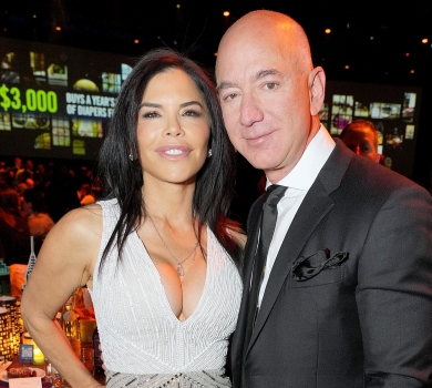 Пишногруда подруга Безоса в сексі-сукні за $2,7 тисячі пораділа його сюрпризу на 53-річчя