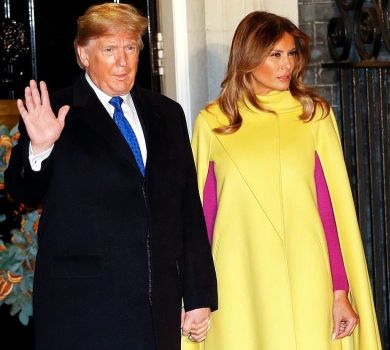 У Valentino і на лабутенах: Меланія Трамп вигуляла яскравий лук до Букінгемського палацу