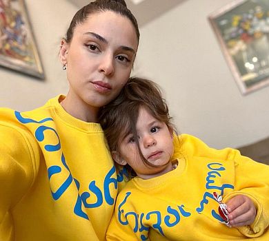 Мої дві найбільші радості: Саакашвілі показав 2-річну доньку та її маму на мітингу в Тбілісі