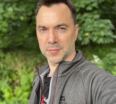 Арестович оголеним торсом відповів на запит профспілки смм