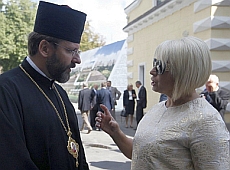 Герман вигуляла золоті туфлі на скандальну виставку в Арсеналі