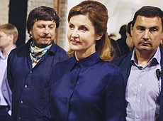 Перша леді у рожевій спідниці та Вольнова з селфі-палицею подивилися на коня Полякової