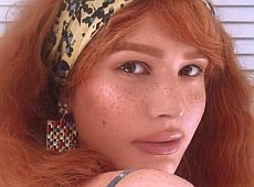 Зіанджа замилувала веснянками та пишним декольте й подалася в режисери