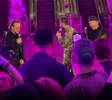 Боно з U2 приїхав до Києва і заспівав на станції метро. ВІДЕО 