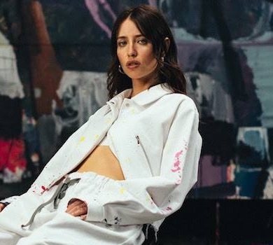 Дорофєєва у новому кліпі вихлюпнула емоції фарбами на полотні. ВІДЕО