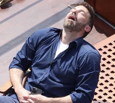 Пташка в рота накакає: Аффлек закуняв під час медового місяця з Лопес і став мемом