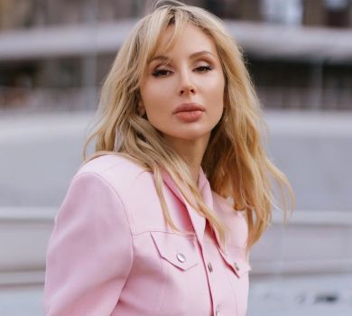 Рожева Лобода з рожевим ровером прилягла на київському велотреку. ФОТО