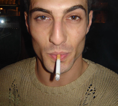 Оголений соліст Maneskin з цигаркою в зубах прикрив прутня сердечком