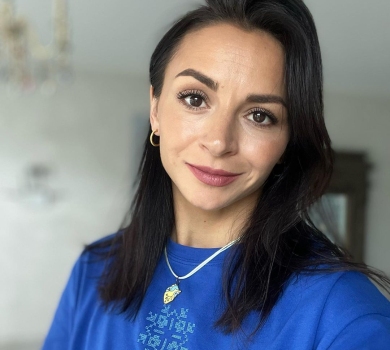 Ніколи не боялася ризикувати: Гвоздьову пофарбували в паркінгу під час тривоги та зробили нову стрижку. ФОТО 