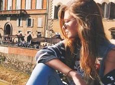 Дочка Брежнєвої на відпочинку в Італії засвітила хлопця і сумку за 50 тисяч. ФОТО