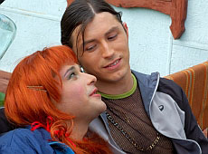 Молочний з Камеді клаб натяг спідницю, але ноги не поголив