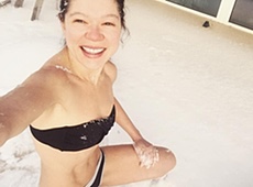 Напівгола Руслана набралася сили в снігу. ФОТО. ВІДЕО