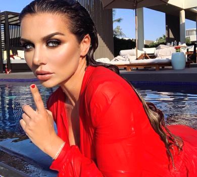 Седокова в купальнику посвітила мокрими принадами. Гіпнотичне ВІДЕО