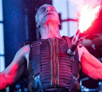 60-річний фронтмен Rammstein впав на сцені у Вільнюсі. ВІДЕО