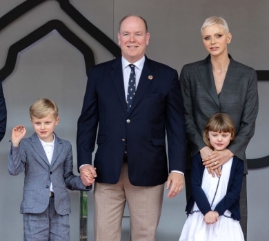 Княгиня Монако Шарлін після тривалої відсутності з'явилася на публіці з чоловіком і дітьми. ФОТО 