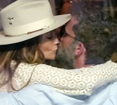 Сукня за $500 та романтичне годування: фото з медового місяця Лопес і Аффлека на озері Комо