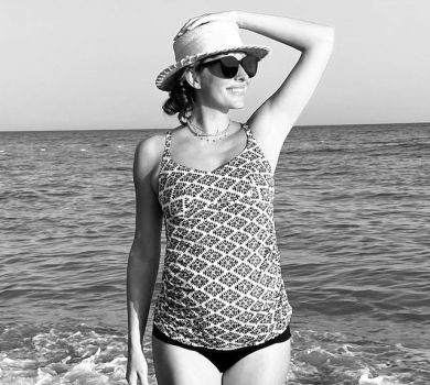 Солена русалка Осадча в Туреччині засвітила вагітний животик на тлі хвиль