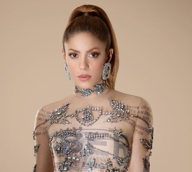 Шакіра в нюдовій сукні знялася для різдвяного кампейну. ВІДЕО