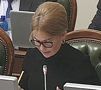 Вчителька-стайл: Тимошенко вигуляла в Раду нову зачіску 