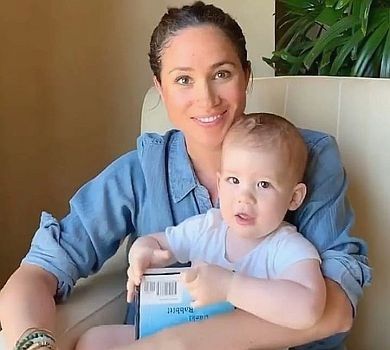 Маленький непосида: Маркл показала, як читає книгу 1-річному сину. ВІДЕО 