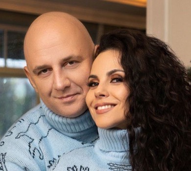 Каменських із Потапом у светровому фемілі-луці пообіймалися коло ялинки. ФОТО