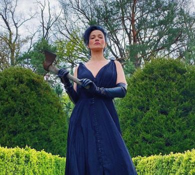 Як Астаф'єва з зухвалим декольте дрова рубала. ВІДЕО