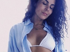 Каменських у купальнику стала навкарачки на яхті в Італії. ФОТО