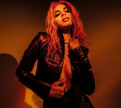 Michelle Andrade у шкіряному прикиді посвітила грудьми для Playboy