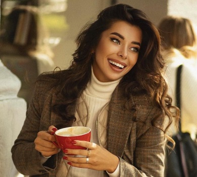 Неплях у міні та чоботах наробила фото з песиком в осінньому Києві