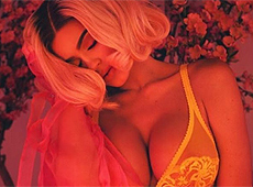 Українка Самсонова показала неонову ювілярку Кайлі Дженнер. Сексі ФОТО