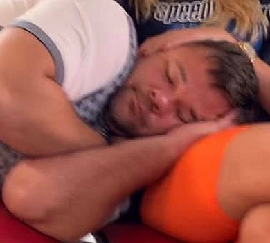 Зе-мімімі: Як Богдан на колінах у коханки солоденько дрімав. ФОТО