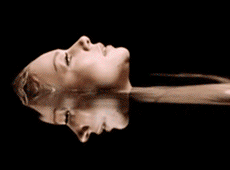 Гола Кароль у мокрому кліпі показала еротичні сцени та гімнастичні пози  