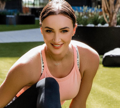 Різатдінова у лежачому шпагаті вразила трюком зі штангою. ВІДЕО