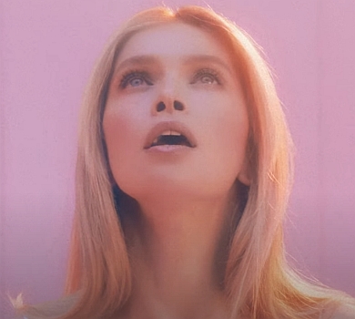 Брежнєва у розмитому кліпі вийшла з вікна в рожевий туман 