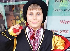Син Кароль у Лондоні танцює гопака та співає українських пісень